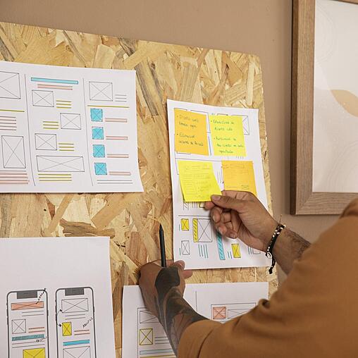 Tableau en liège avec des visuels d'interfaces.